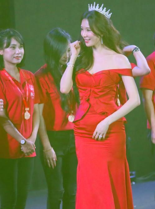 林志玲身穿露脐装现身机场,林志玲早期走红毯穿大v领短裙