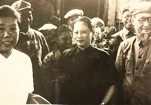 1976年毛主席追悼大会所有人站立默哀,唯独一老妇坐着,她是谁?