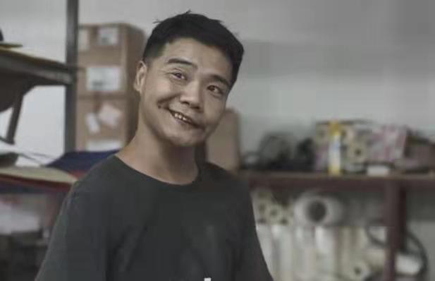 脑瘫小伙只有75却人生开挂,75岁脑瘫儿子