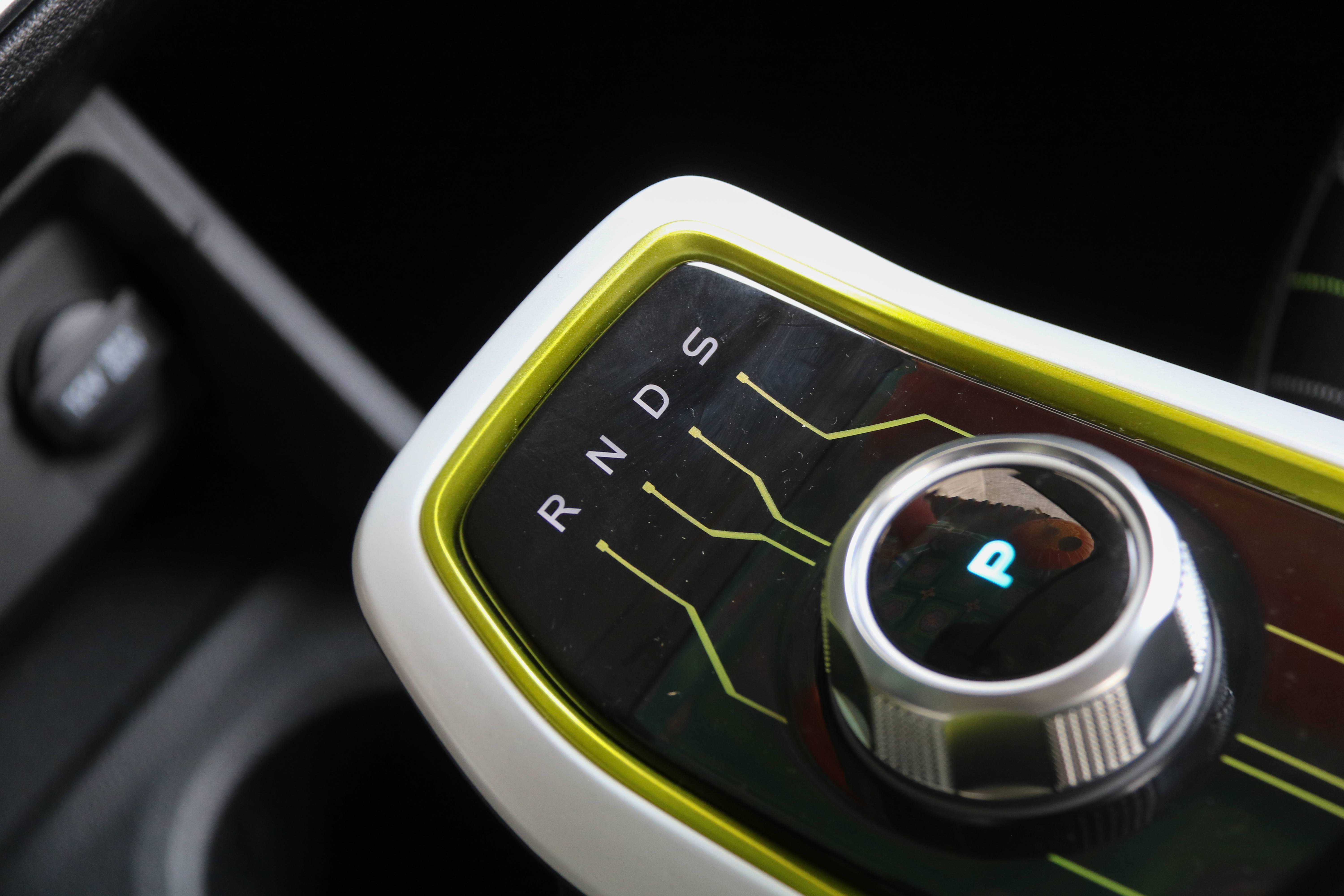 后备箱只放一只鞋,后备箱球鞋