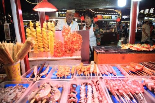 这座城以夜市美食闻名,传承千年彻夜灯火,通明人山人海