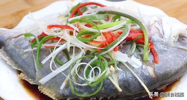 清蒸鲳鱼怎么做法比较好吃,清蒸五彩鲳鱼的做法和步骤