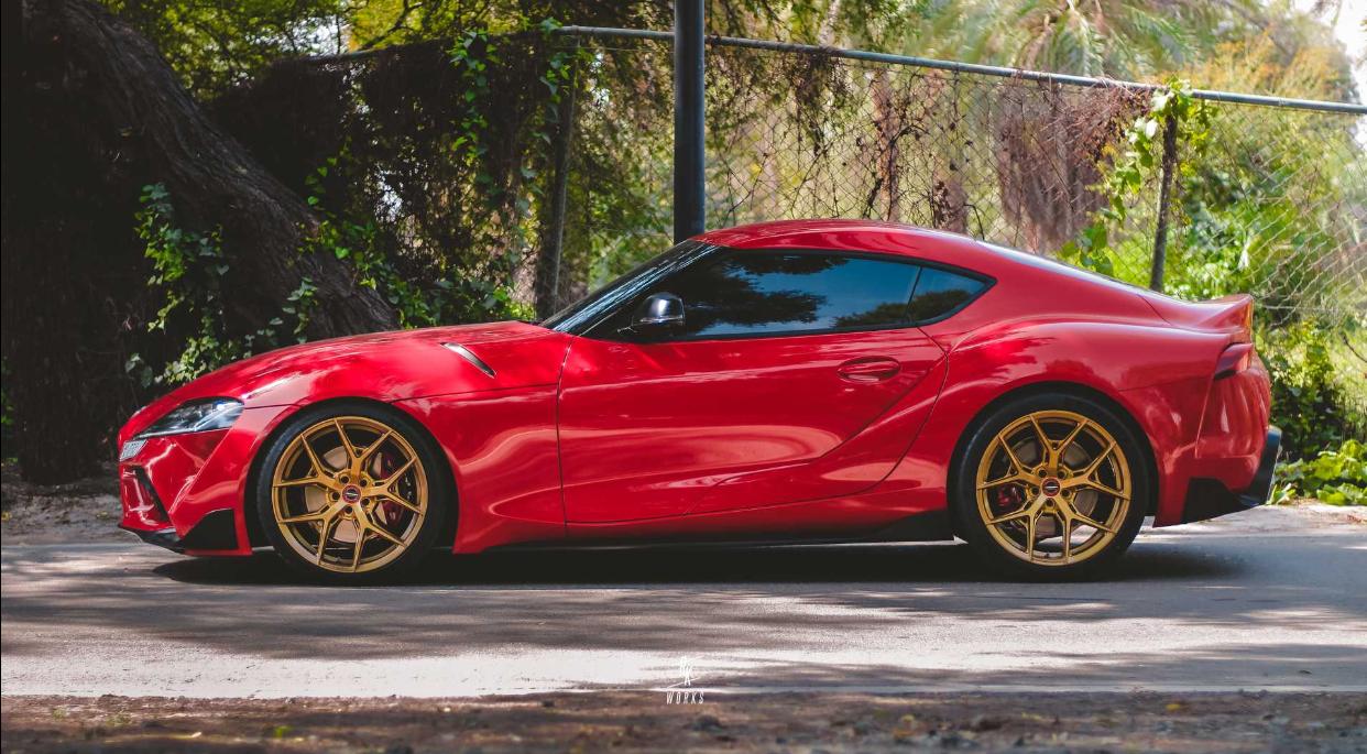 丰田SUPRA搭配金色沃森车轮：看起来很有*伤杀**力