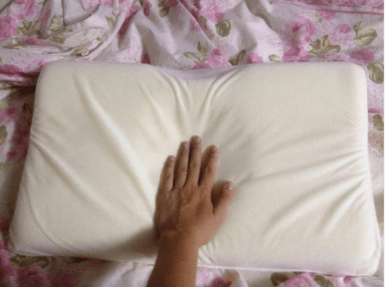 为什么男人用的毛巾枕头都会发黄,男生枕头油油的怎么洗