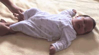 孩子蹬腿别光说可爱,可能是肠道问题,别不在意,孩子会长不高