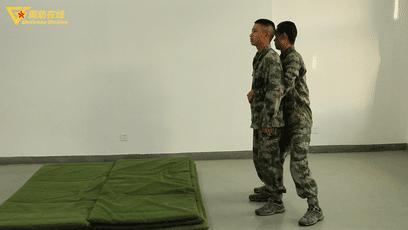 GIF|被背后抱腰怎么破？兵哥教你如何解脱并反击