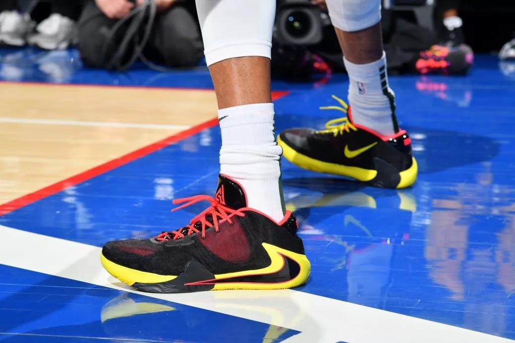 圣诞大战湖人上脚球鞋,圣诞大战詹姆斯盖帽塔图姆