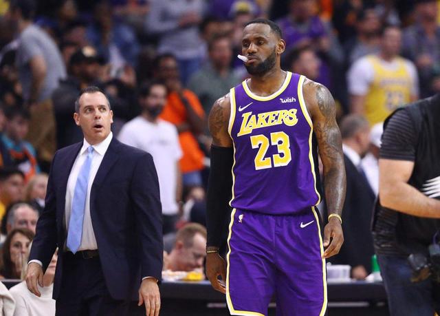 詹皇正面回应末节爆发,詹皇末节9中2险成罪人