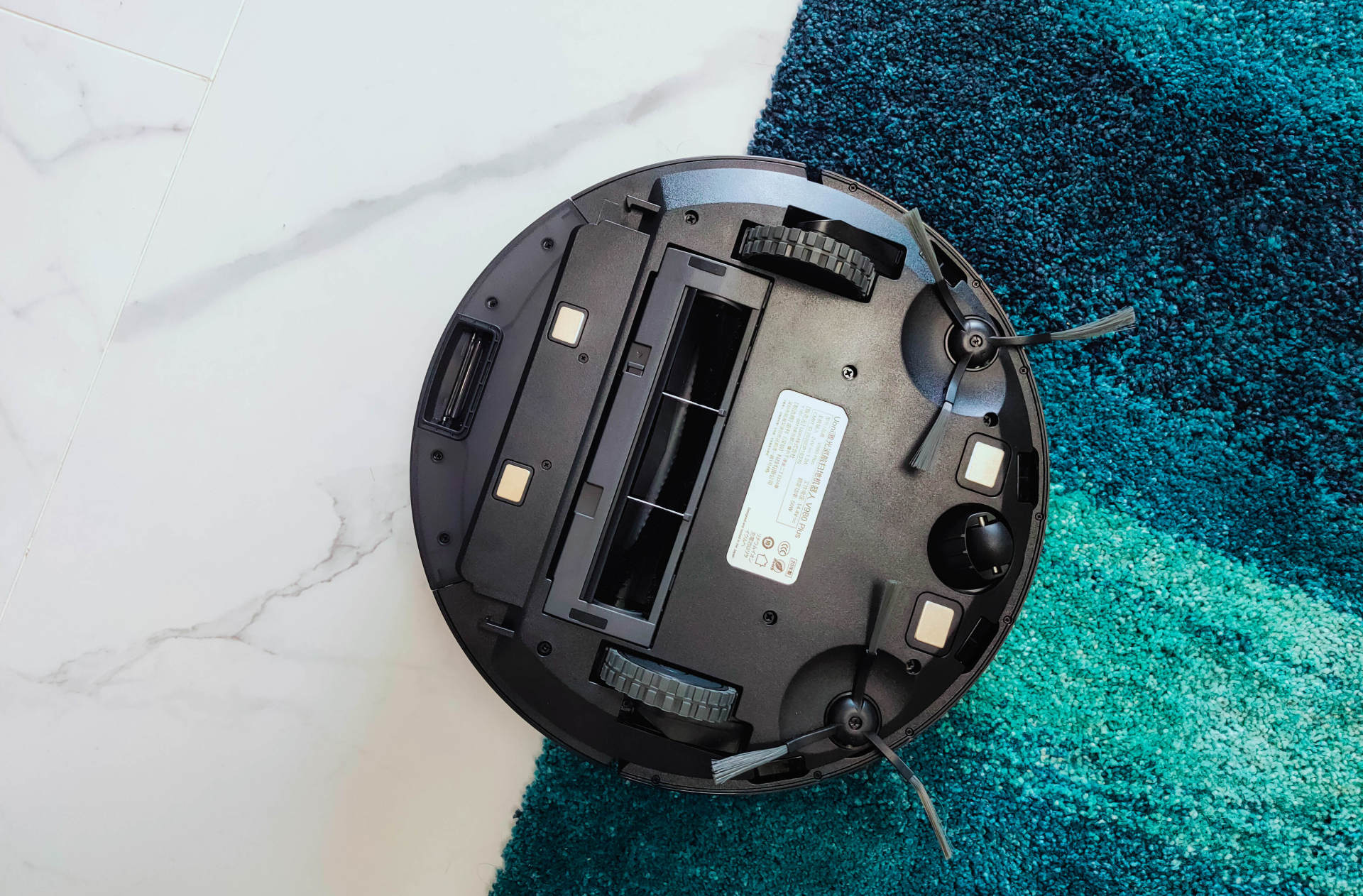 连垃圾都懒得倒，由利扫地机器人评测：垃圾自动收集，一月一次