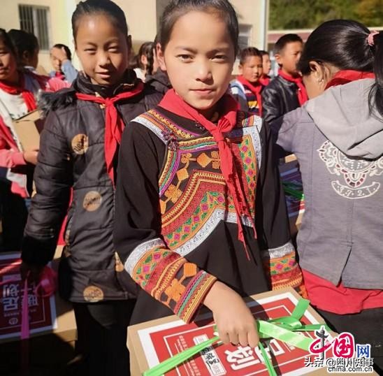 成都信息工程大学银杏酒店管理学院再走山区，续写暖足情