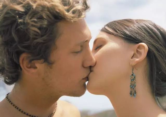 接吻的艺术！熟练五个简单的接吻大秘密，给她一个性感热情的吻