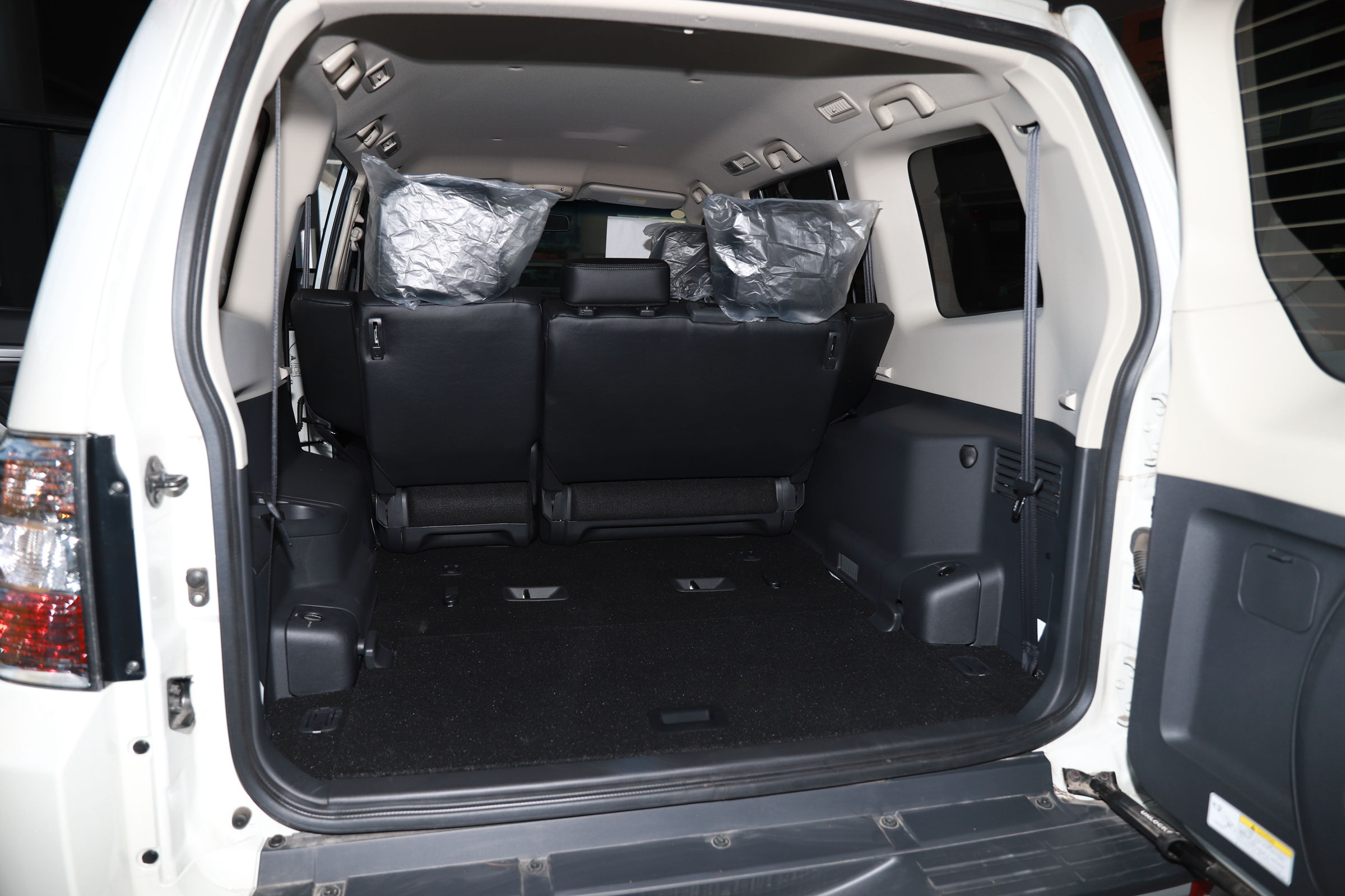 帕杰罗v77与lc100陆巡4500哪个好,2020款三菱进口帕杰罗越野视频