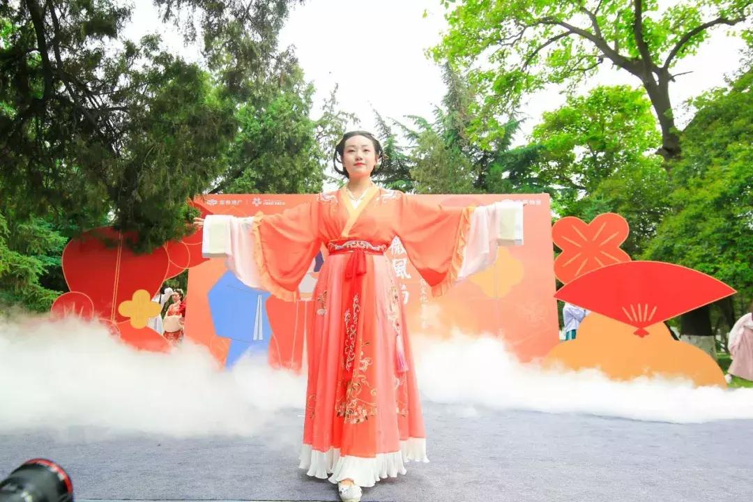 西安汉服秀视频,西安曲江池汉服秀