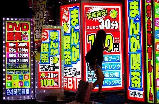 当社交恐惧成为常态，许多日本年轻人把家搬进了网吧