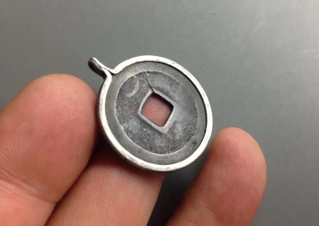 戴金镯手腕发黑,戴银的手腕处发黑什么原因