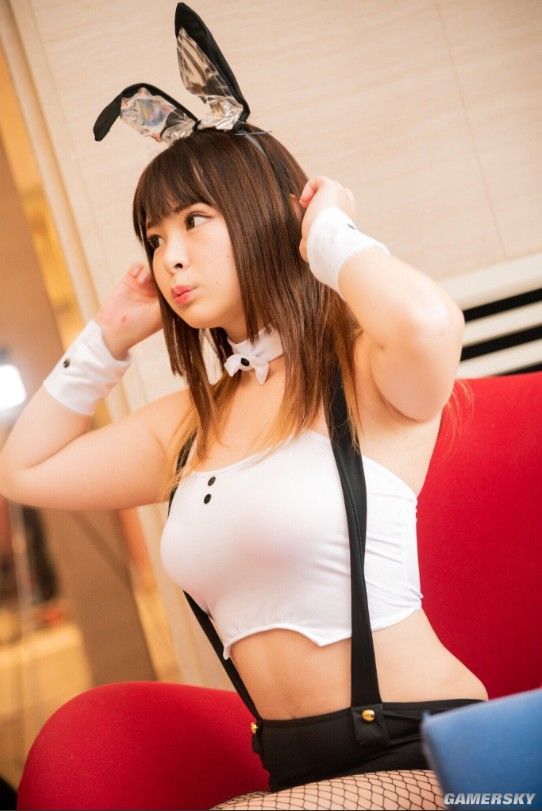 上围塞满整个衣服肉感十足的日本萌系小姐姐