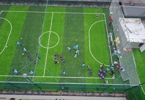 在楼顶上打球,楼顶踢球