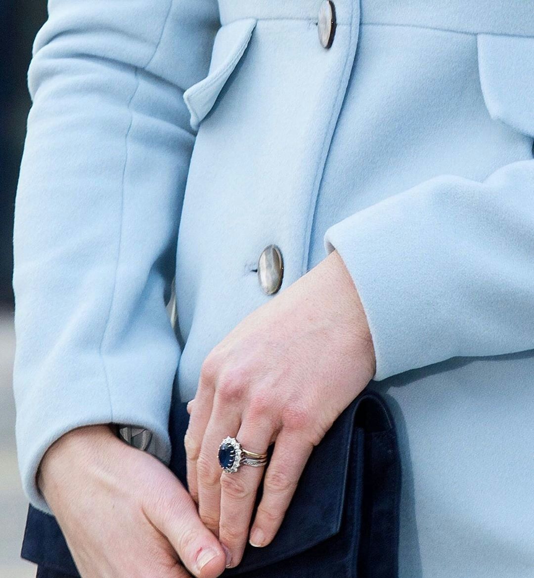 凯特与英女王戴同样的珠宝,凯特王妃戴的戒指图片