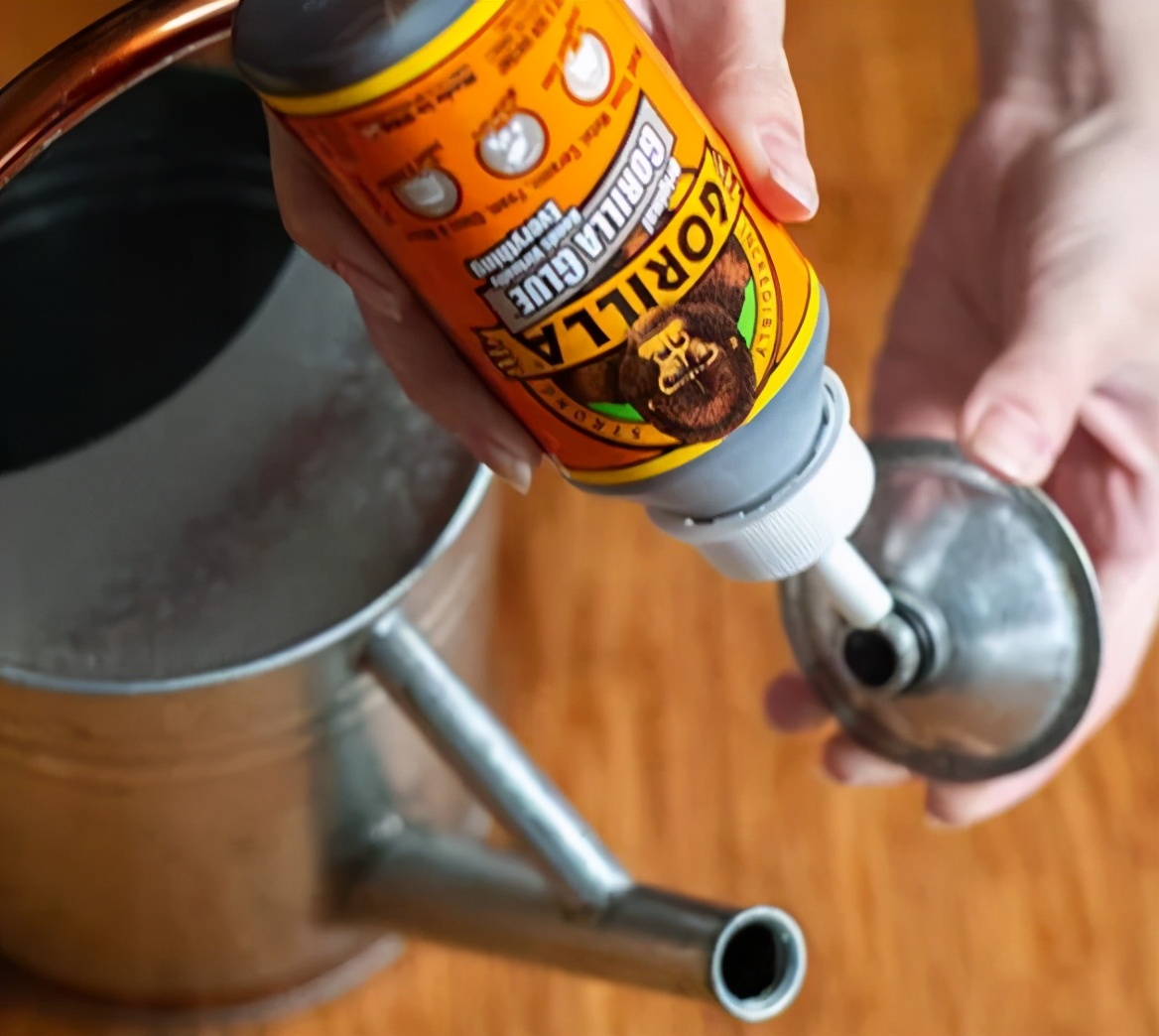 美国女人用强力胶做发胶,美国女子用发胶固定头发结果