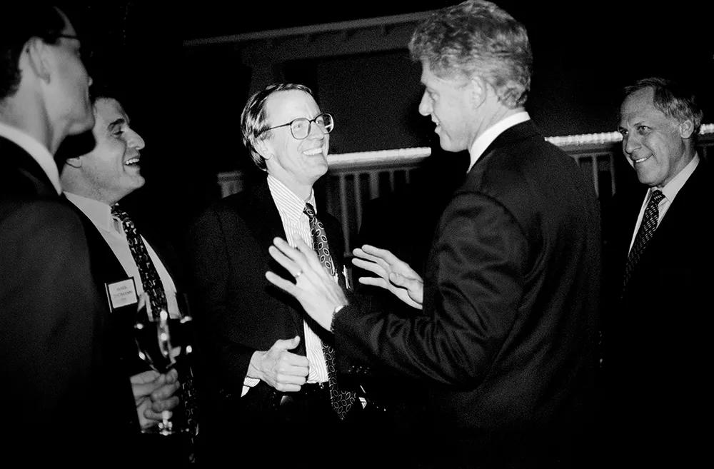 新书 | 首次曝光！“*底卧**”15年拍下250000张照片，他只选了这100张