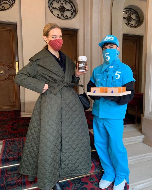 LV太子妃享专属外卖，杯套也大牌，给自家带货心情好素颜发光