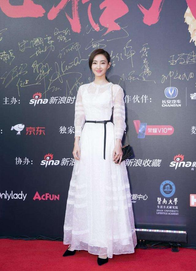 同样是穿“纸尿裤”，周冬雨加上王丽坤竟都不如赵丽颖时尚