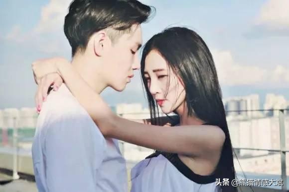 超感人！老婆挺着肚子回家，却听到老公房间的轻微*吟呻**声