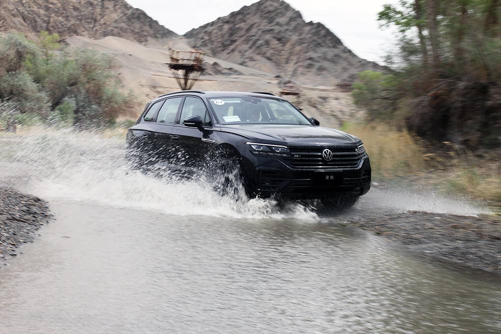 闯大漠骋戈壁，大众途锐不只低调更是实力派