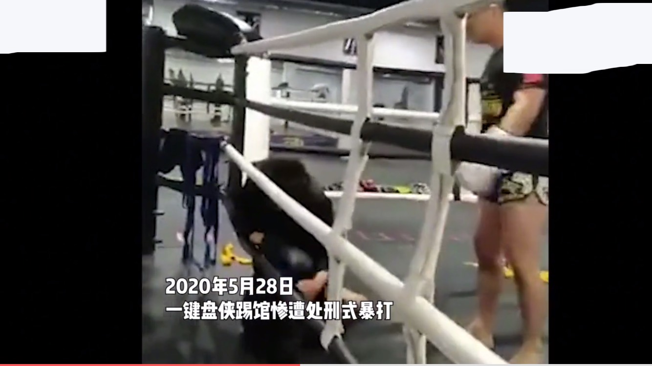 缺乏武德吗？戾气太重的搏击手用足球踢暴打键盘侠，网友：太狠了