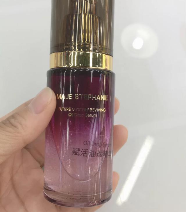 热门补水的精华液推荐:有效改善肌肤暗沉和美白肤色,深受好评