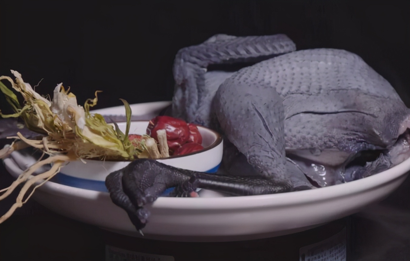 宜昌农村小伙返乡养殖黑鸡,回乡养本地黑鸡的90后小伙