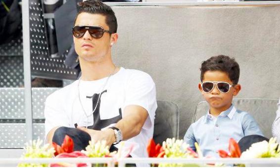 c罗带儿子去了世界杯赛场吗,c罗给迷你罗庆祝十岁生日