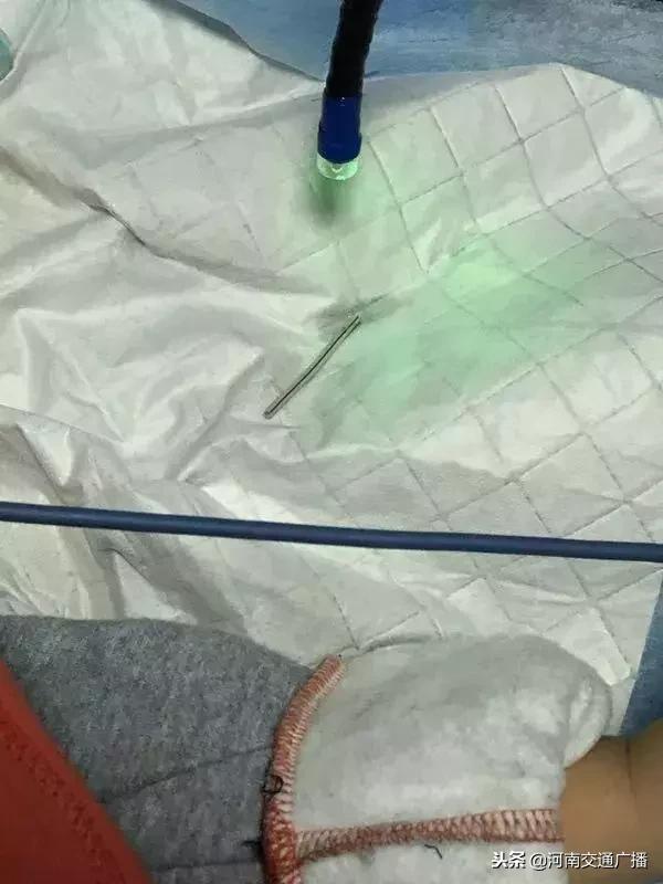 小孩吃棒棒糖把棍咽下去了怎么办,儿童吃棒棒糖误吞塑料棒怎么办