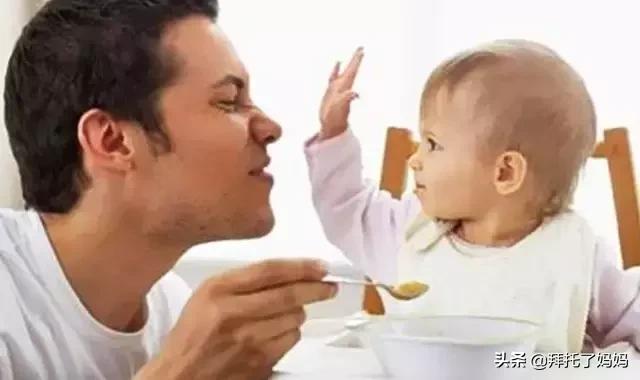 宝宝恋奶怎么办,宝宝喝奶又要吃手