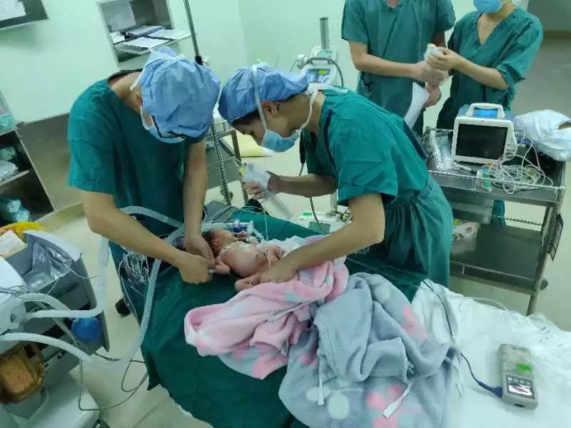 心疼!出生2天早产儿腹胀如包子生命垂危,医生打开腹...