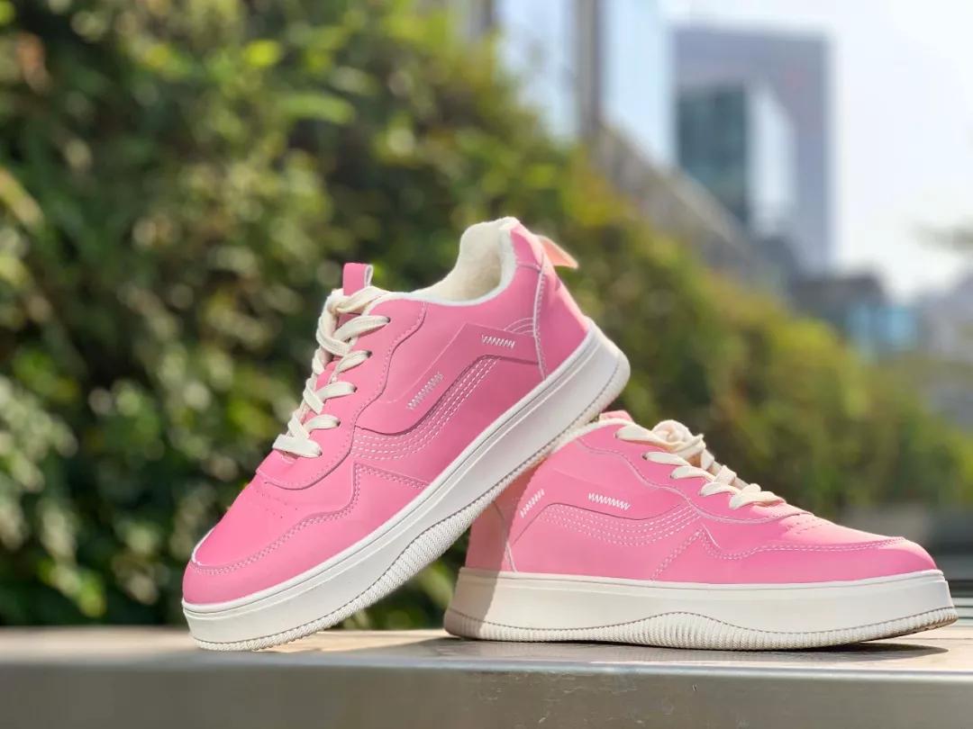 1秒就能变色的小白鞋，只要139元的价格，穿出两双鞋子的效果