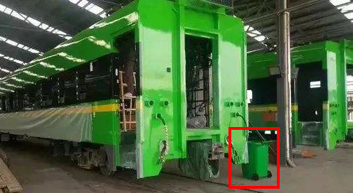 奇葩动车组黑色,绿色动车组