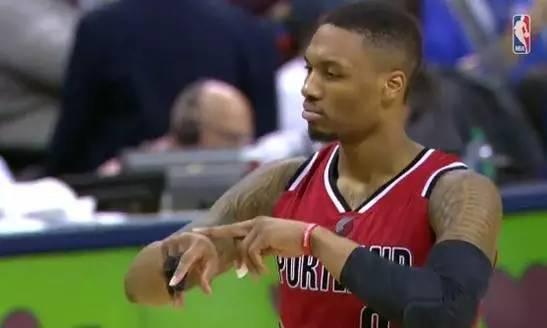 10图看进球后的庆祝动作:库里伸出手指指向天,韦德表情霸气至极