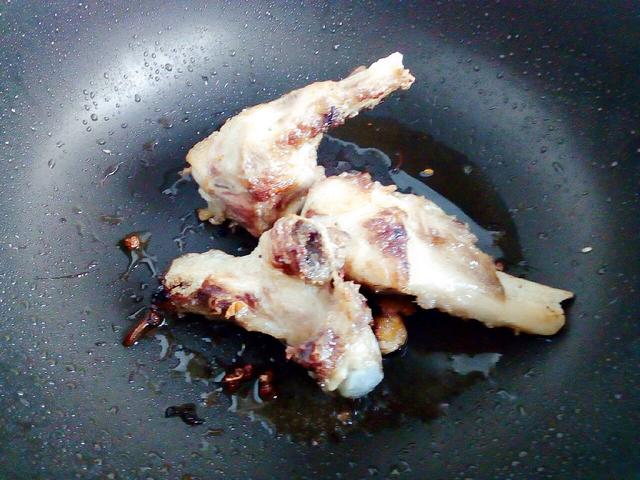 牛骨汤里可以放山药和萝卜吗,牛骨汤可以放当归和萝卜一起吗