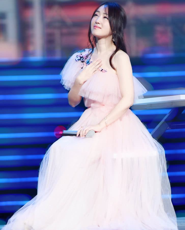 杨钰莹长发及肩超气质,杨钰莹复古穿白裙子美出新高高度