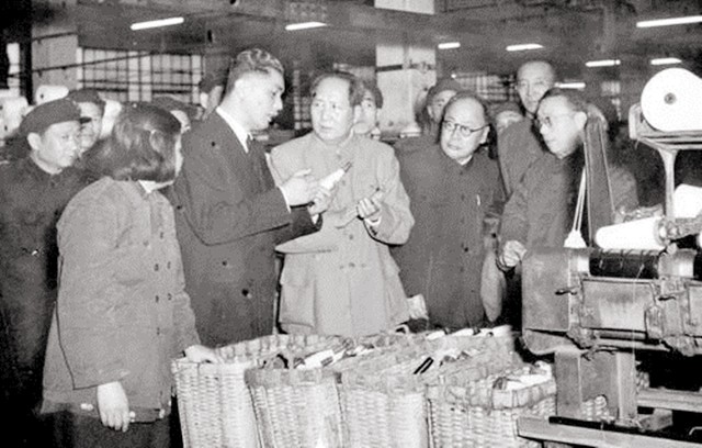 荣毅仁追悼会：规格等同国葬，千人悼念，学生崇拜特意请假来送行