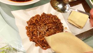 青岛这家餐厅藏着一个老北京，北京烤鸭，京六件、炖吊子都能吃到