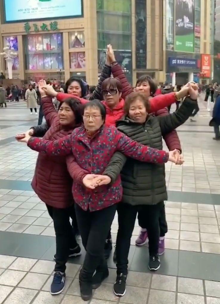 “中国大妈”引领世界潮流，LV再次模仿推出防晒面罩