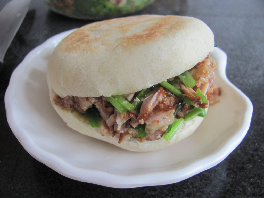 陕西美食推荐凉皮肉夹馍,陕西美食米皮配夹馍绝配