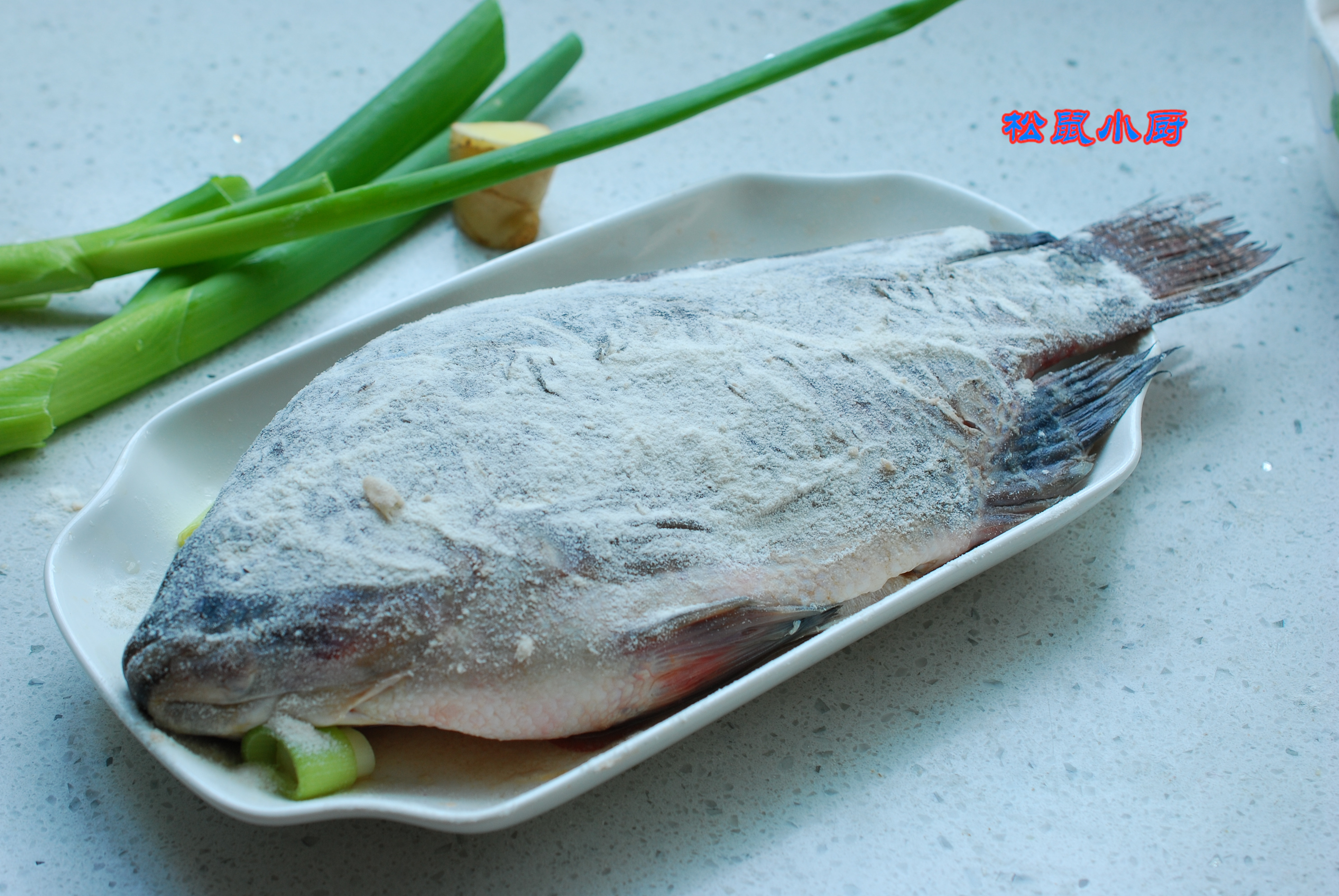 煎鱼家常做法是用面还是淀粉,煎鱼裹生粉的正确方法