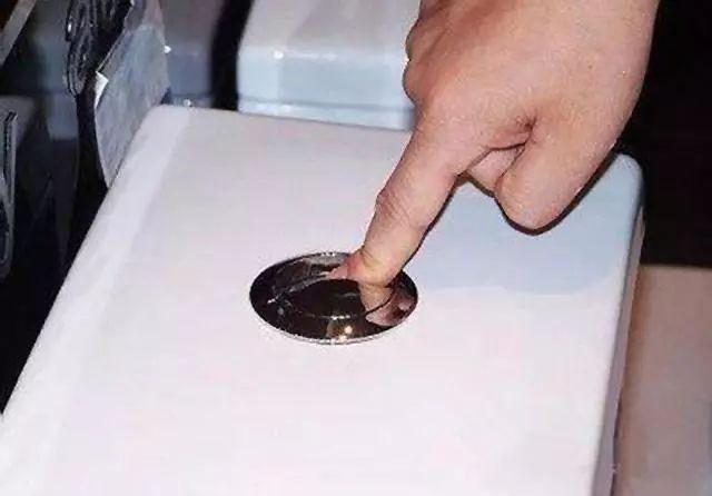 马桶水箱上的两个按钮哪边大,马桶水箱为什么一直按着才行