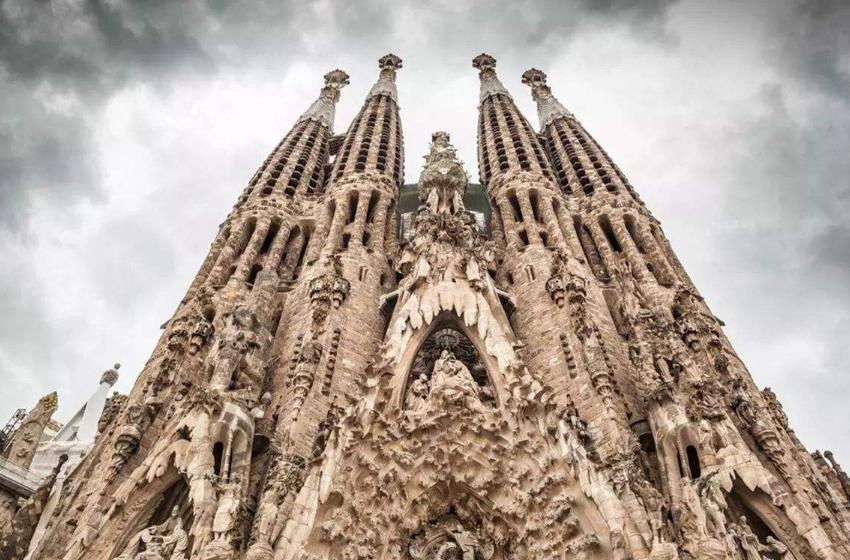 巴塞罗那是不是足球圣地,巴塞罗那有什么好看的建筑