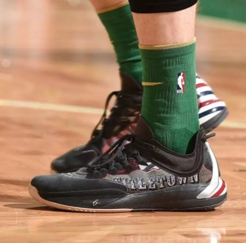 nba球员上脚安踏,nba球员上脚球鞋欧文4绿橙粉