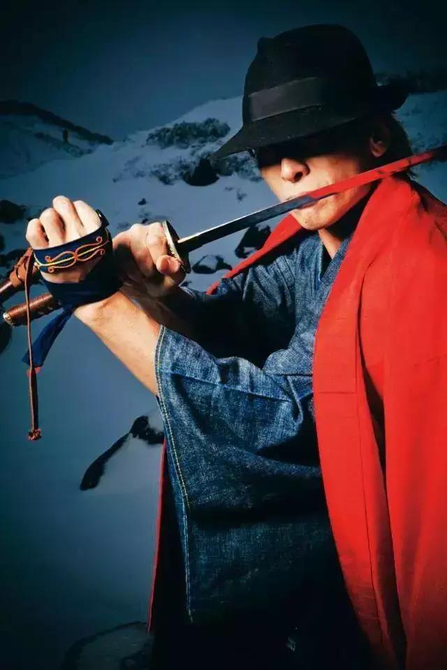 日本街头惊现捡垃圾天团，又酷又中二，网友：我也就看了十几遍吧