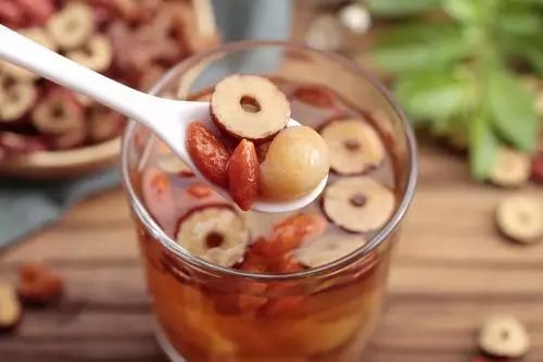 经常口干舌燥喝水也不管用看什么,口干口渴喝水多尿也多是什么原因